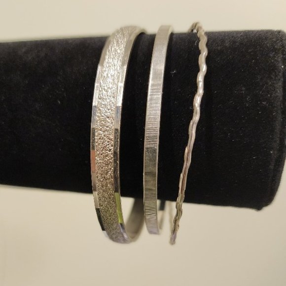 Vintage Monet Silver Tone Bangle Bracelets - set of 3 - Picture 12 of 12